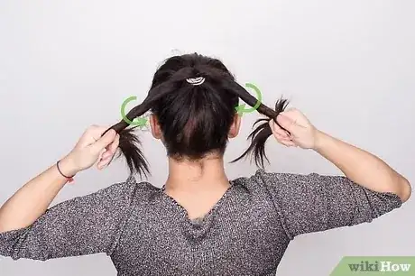 Gambar berjudul Make a Rope Braid Step 3
