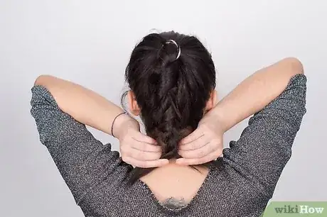Gambar berjudul Make a Rope Braid Step 5