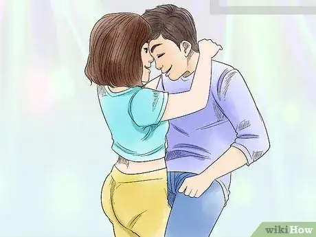Gambar berjudul Flirt with a Guy Step 11