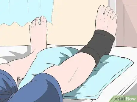 Gambar berjudul Treat a Sprained Ankle Step 3