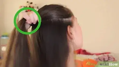 Gambar berjudul Make a Rope Braid Step 8