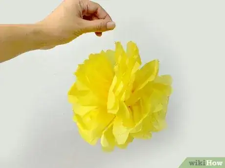 Gambar berjudul Make a Paper Pompom Step 8