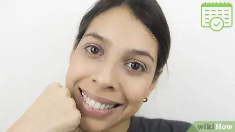 Gambar berjudul Shape Your Eyebrows with a Razor Step 7