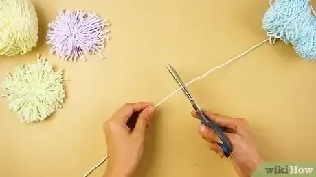 Gambar berjudul Make a Yarn Pompom Step 1