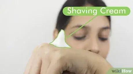 Gambar berjudul Shape Your Eyebrows with a Razor Step 2