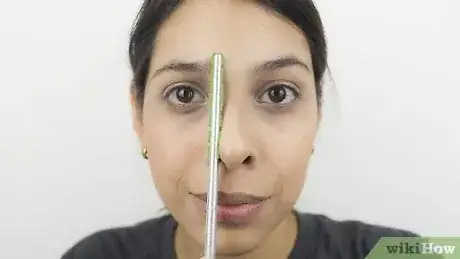 Gambar berjudul Shape Your Eyebrows with a Razor Step 9