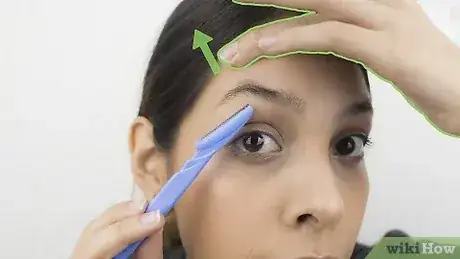 Gambar berjudul Shape Your Eyebrows with a Razor Step 4