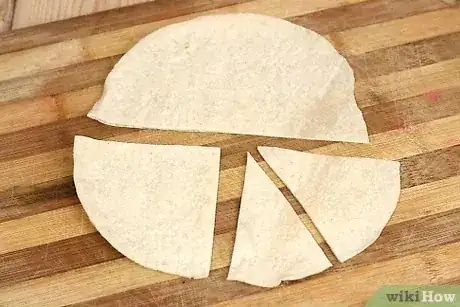 Gambar berjudul Make Tortilla Chips Step 4
