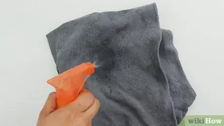 Imagem intitulada Clean a PS4 Controller Step 2