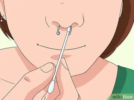Imagem intitulada Clean a Septum Piercing Step 4