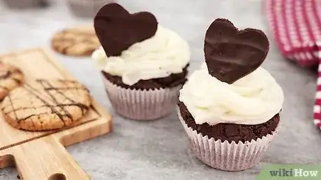 Imagem intitulada Decorate with Melted Chocolate Step 4