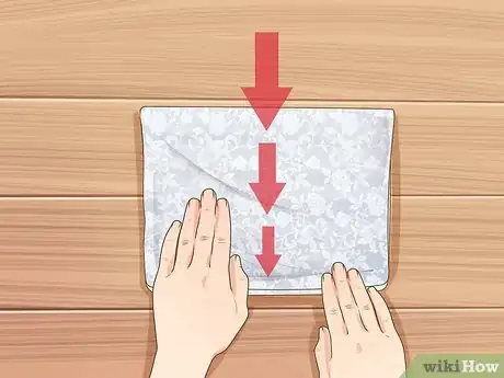Imagem intitulada Make a Homemade Diaper Step 10
