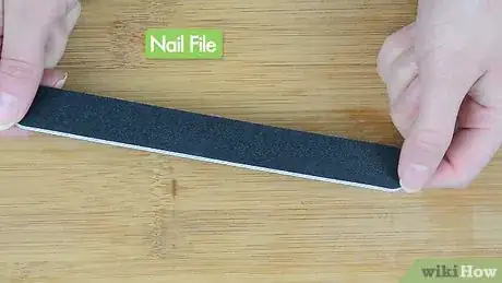 Imagem intitulada File Your Nails Step 3