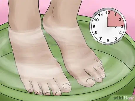 Imagem intitulada Clean Toe Nails Step 2