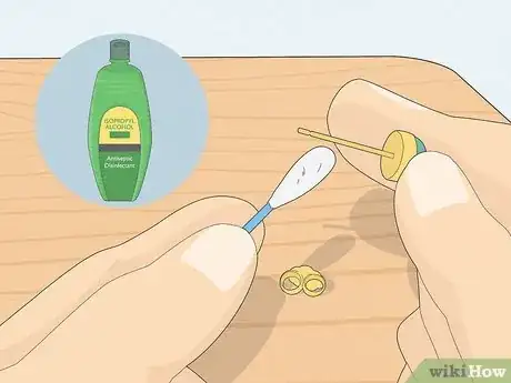 Imagem intitulada Clean Your Ear Piercing Step 9