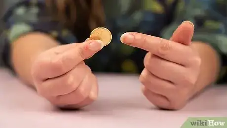 Imagem intitulada Do a Simple Coin Magic Trick Step 1