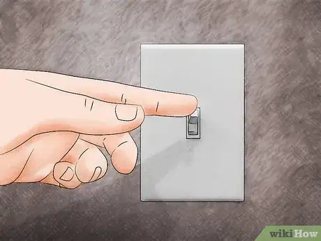 Imagem intitulada Remove Paint from Light Fixtures Step 1