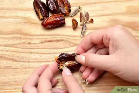 Imagem intitulada Make Chocolate Dipped Stuffed Dates Step 1