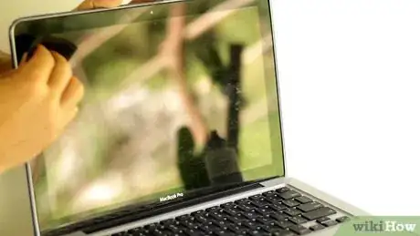 Imagem intitulada Clean a Macbook Pro Screen Step 8