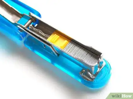 Imagem intitulada Refill a Stapler Step 3
