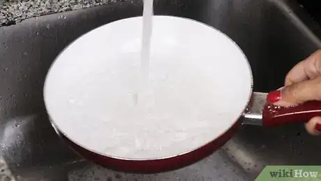 Imagem intitulada Clean Ceramic Pans Step 3