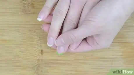 Imagem intitulada File Your Nails Step 4