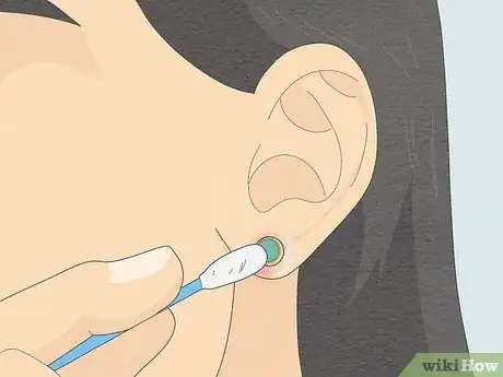 Imagem intitulada Clean Your Ear Piercing Step 3