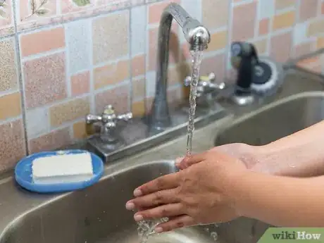 Imagem intitulada Use a Nebulizer Step 1