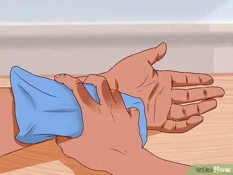Imagem intitulada Apply Cold Therapy Step 2