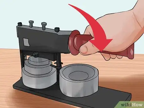Imagem intitulada Make a Button Pin Step 13