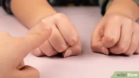Imagem intitulada Do a Simple Coin Magic Trick Step 4