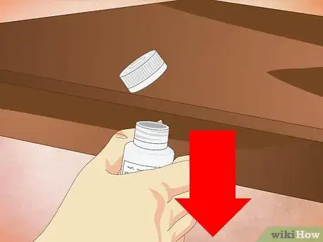 Imagem intitulada Open a Child Proof Pill Container Step 6