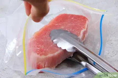Imagem intitulada Defrost Pork Chops Step 2
