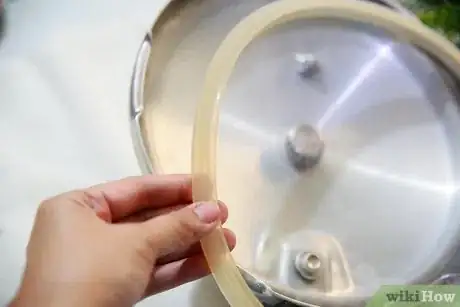 Imagem intitulada Make a Cake Using a Pressure Cooker Step 5