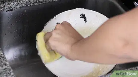 Imagem intitulada Clean Ceramic Pans Step 1