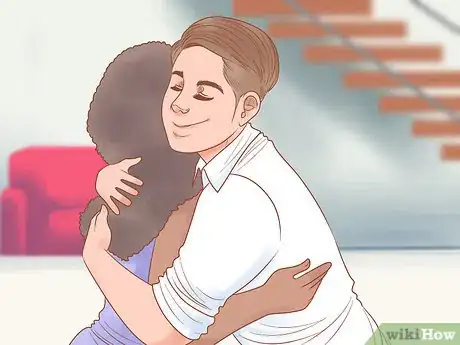 Imagem intitulada Hug Step 2