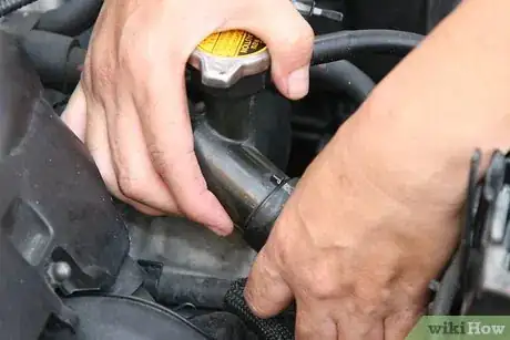 Imagem intitulada Replace a Leaking Radiator Hose Step 4