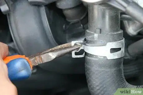 Imagem intitulada Replace a Leaking Radiator Hose Step 3