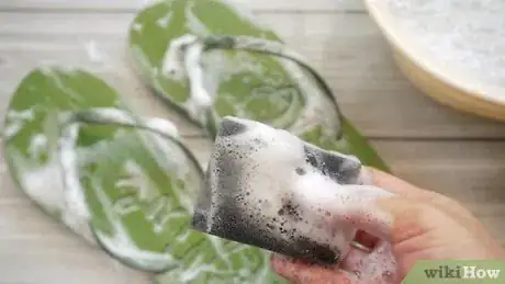 Imagem intitulada Clean Flip Flops Step 1