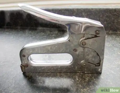 Imagem intitulada Load a Staple Gun Step 1