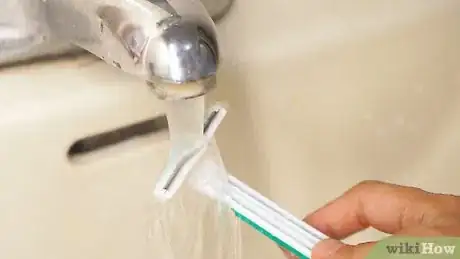 Imagem intitulada Clean a Razor Blade Step 1
