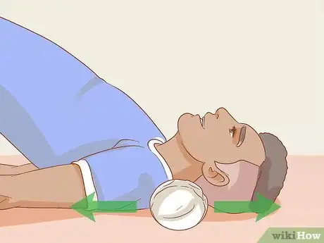 Imagem intitulada Crack Your Neck Step 13