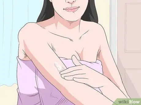 Imagem intitulada Use Baby Oil in Your Beauty Routine Step 10