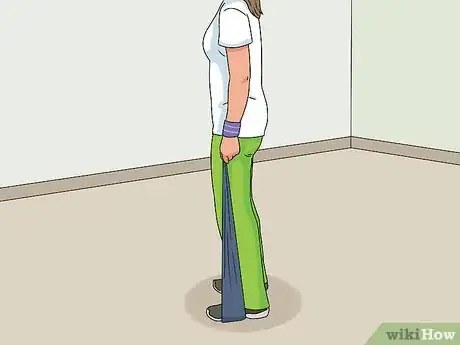 Imagem intitulada Do Bicep Curl Resistance Band Exercises Step 2