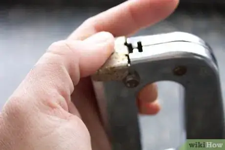 Imagem intitulada Load a Staple Gun Step 5