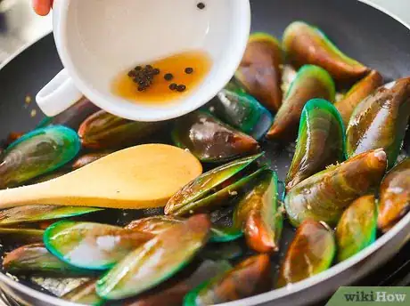 Imagem intitulada Cook Mussels Step 38