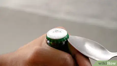 Imagem intitulada Open a Bottle Without a Bottle Opener Step 1