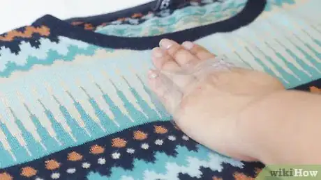 Imagem intitulada Remove Lint from Clothes Step 3