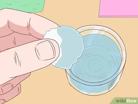 Imagem intitulada Stop a Zit from Bleeding Step 3