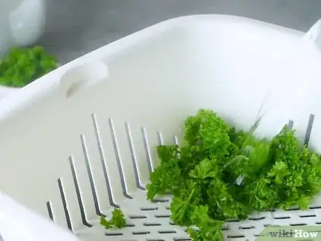 Imagem intitulada Make Parsley Tea Step 2